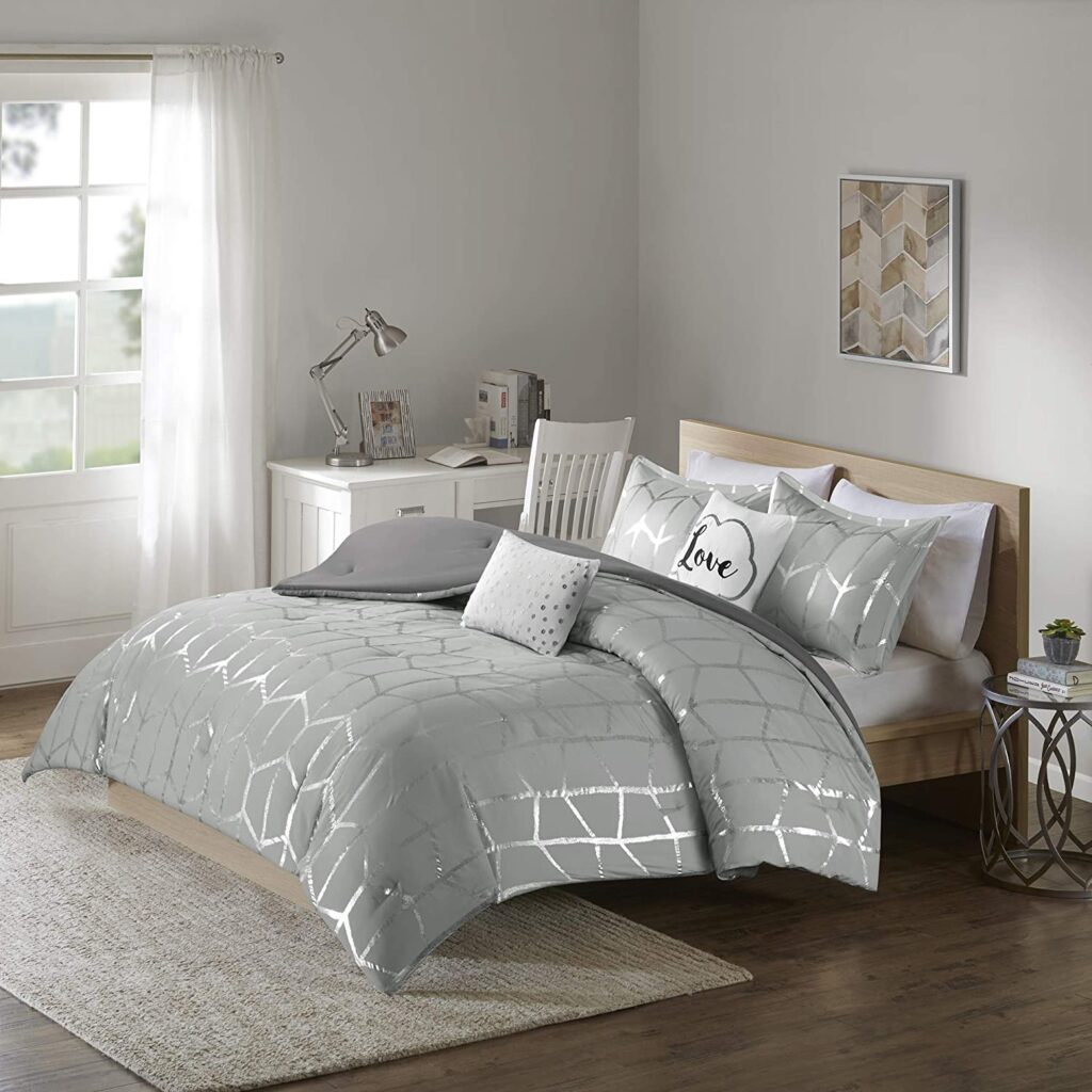  Intelligent Design Raina, Metallic Print Comforter Duvet for seniors